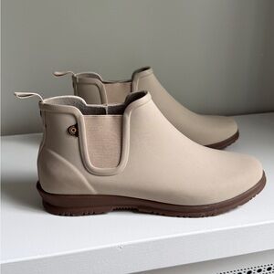 Bogs Sweet Pea Boot. Cream and Brown Winter Rain Boots Ankle Height